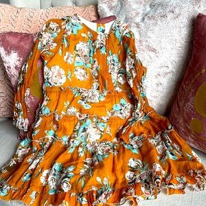 Girls size 5 light yellow dress.